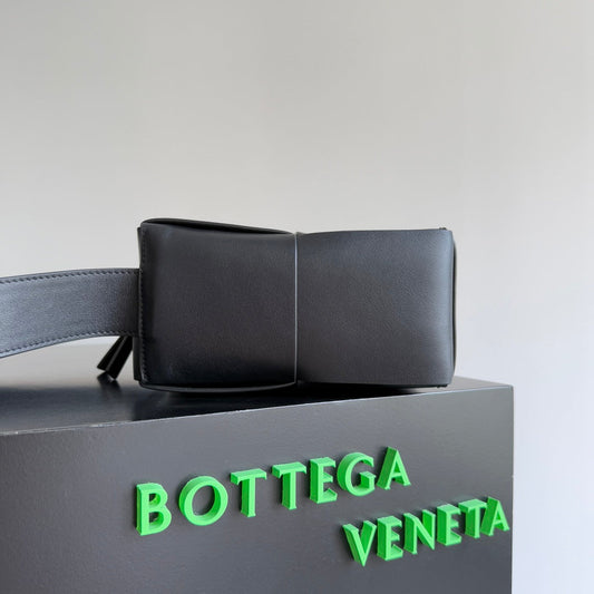 BOTTEGA VENETA СУМКА ARCO 28 25S ІЗ ЧОРНОЇ ТЕЛЯЧОЇ ШКІРИ ЗІ СРІБНОЮ ФУРНІТУРОЮ