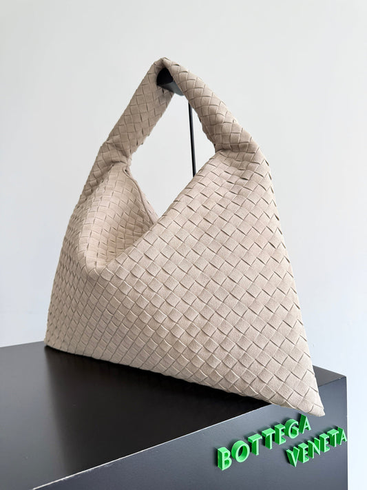 BOTTEGA VENETA 25S HOP BAG 53 З М'ЯКОЇ ЗАМШІ КОЛЬОРУ "М'ЯКИЙ СІРО-КОРИЧНЕВИЙ" ІЗ ЗОЛОТОЮ ФУРНІТУРОЮ