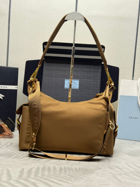 Сумка на плече PRADA 25S EXPLORE LARGE RE-NYLON 32 у кольорі БРЕНДІ З КЛАПАНОМ