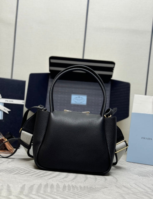 PRADA 25S МАЛА СУМКА 23 З ЧОРНОЇ ТЕЛЯЧОЇ ШКІРИ ЗІ ЗОЛОТОЮ ФУРНІТУРОЮ