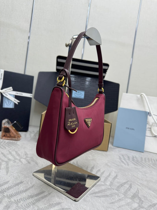 PRADA 25S RE-EDITION 2005 MINI BAG 22 У КОЛЬОРІ БОРДО З RE-NYLON ТА SAFFIANO