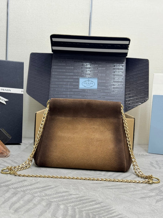 PRADA 25S ENCHAINE МІНІ-СУМКА 22 З КОРИЧНЕВОЇ ЗАМШІ КОЛЬОРУ КАРАМЕЛЬ ІЗ ЗОЛОТОЮ ФУРНІТУРОЮ