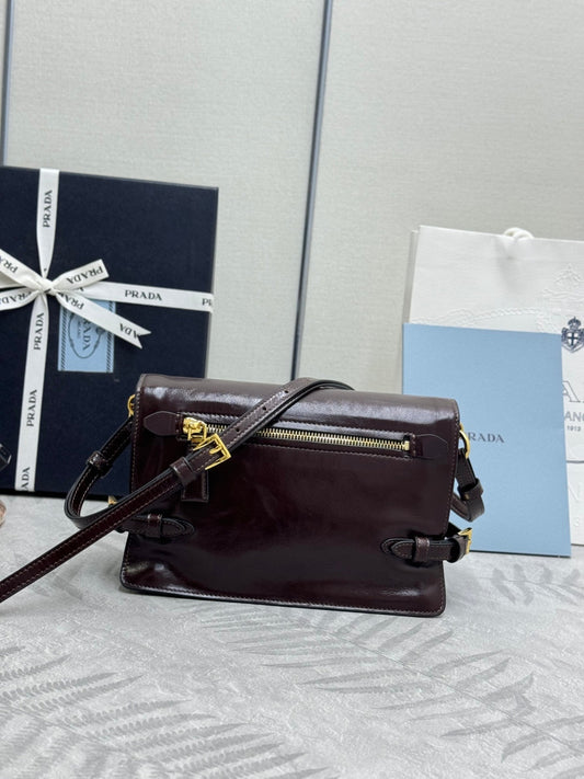 СУМКА PRADA 25S НА ПЛЕЧЕ 23 З ТЕМНО-КОРИЧНЕВОЇ ТЕЛЯЧОЇ ШКІРИ З ФУРНІТУРОЮ ЗОЛОТОГО КОЛЬОРУ