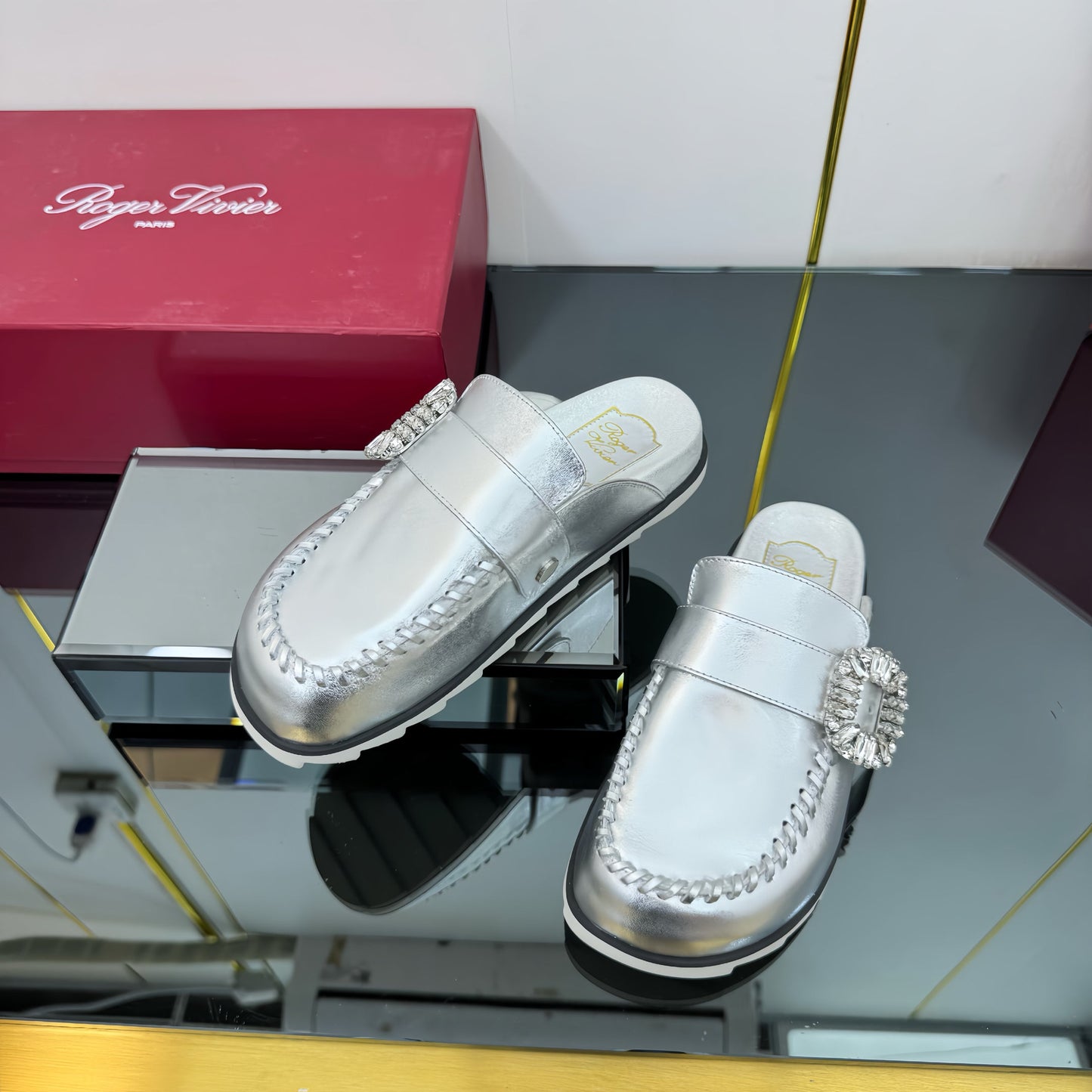 SLIDY VIV' MULES IN SILVER PATENT CALFSKIN - 35
