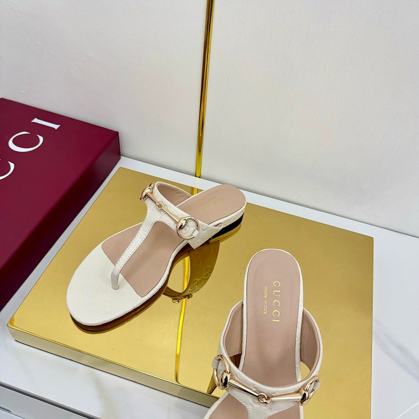 THONG SANDALS IN CREAM WHITE LAMBSKIN PRINTED LOGO WITH GOLD HARDWARE - 35