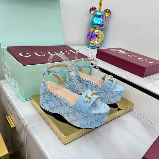 Босоніжки GG WEDGE HEELS ІЗ СИНЬОЇ ТКАНИНИ ТА ТЕЛЯЧОЇ ШКІРИ ІЗ ЗОЛОТОЮ ФУРНІТУРОЮ СТИЛЬ 4 - 36