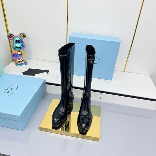 PRADA 25S POINTED TALL BOOTS 50MM IN BLACK GLOSSY CALFSKIN WITH LOGO - 35