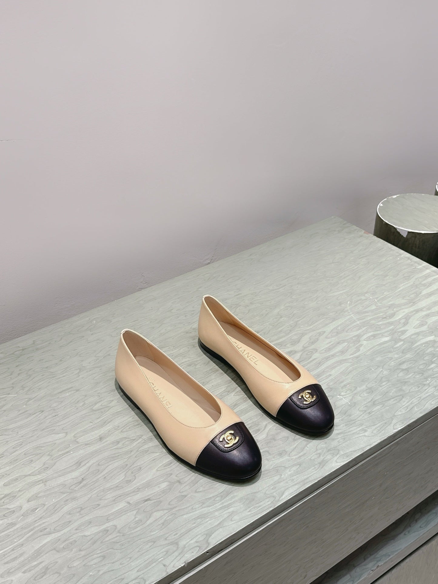 CHANEL 25S BALLET FLATS IN BEIGE CALFSKIN WITH BLACK CAP TOE GOLD HARDWARE - 35