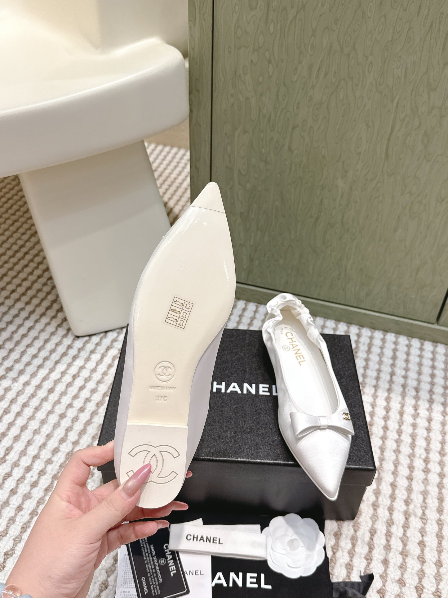 CHANEL 25S MARY JANE BALLET FLATS IN WHITE SILK SATIN - 35