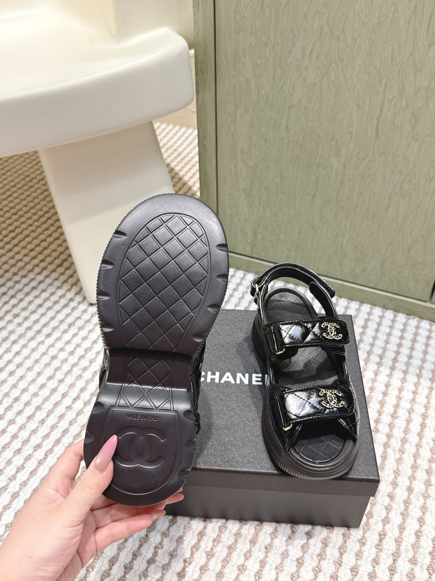CHANEL 25S SANDALS IN BLACK PATENT CALFSKIN GOLD HARDWARE - 35