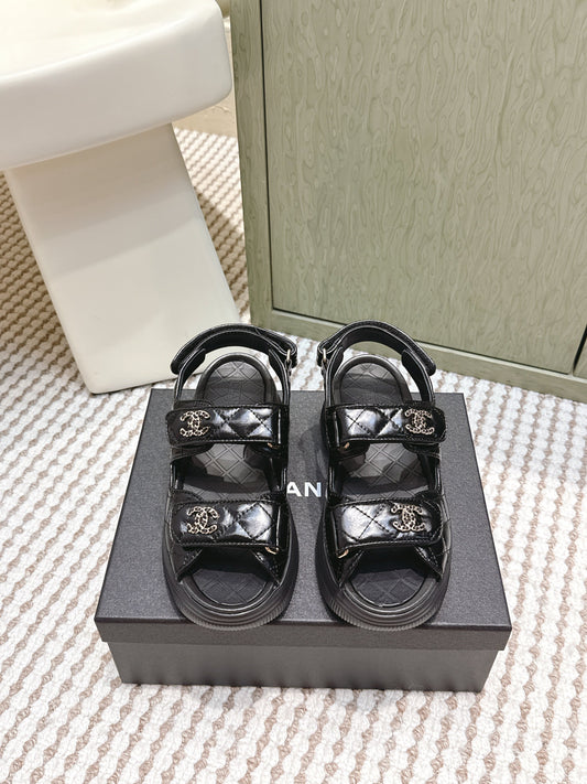 CHANEL 25S БОСОНІЖКИ З ЧОРНОЇ ЛАКОВАНОЇ ТЕЛЯЧОЇ ШКІРИ З ЗОЛОТИСТОЮ ФУРНІТУРОЮ - 35