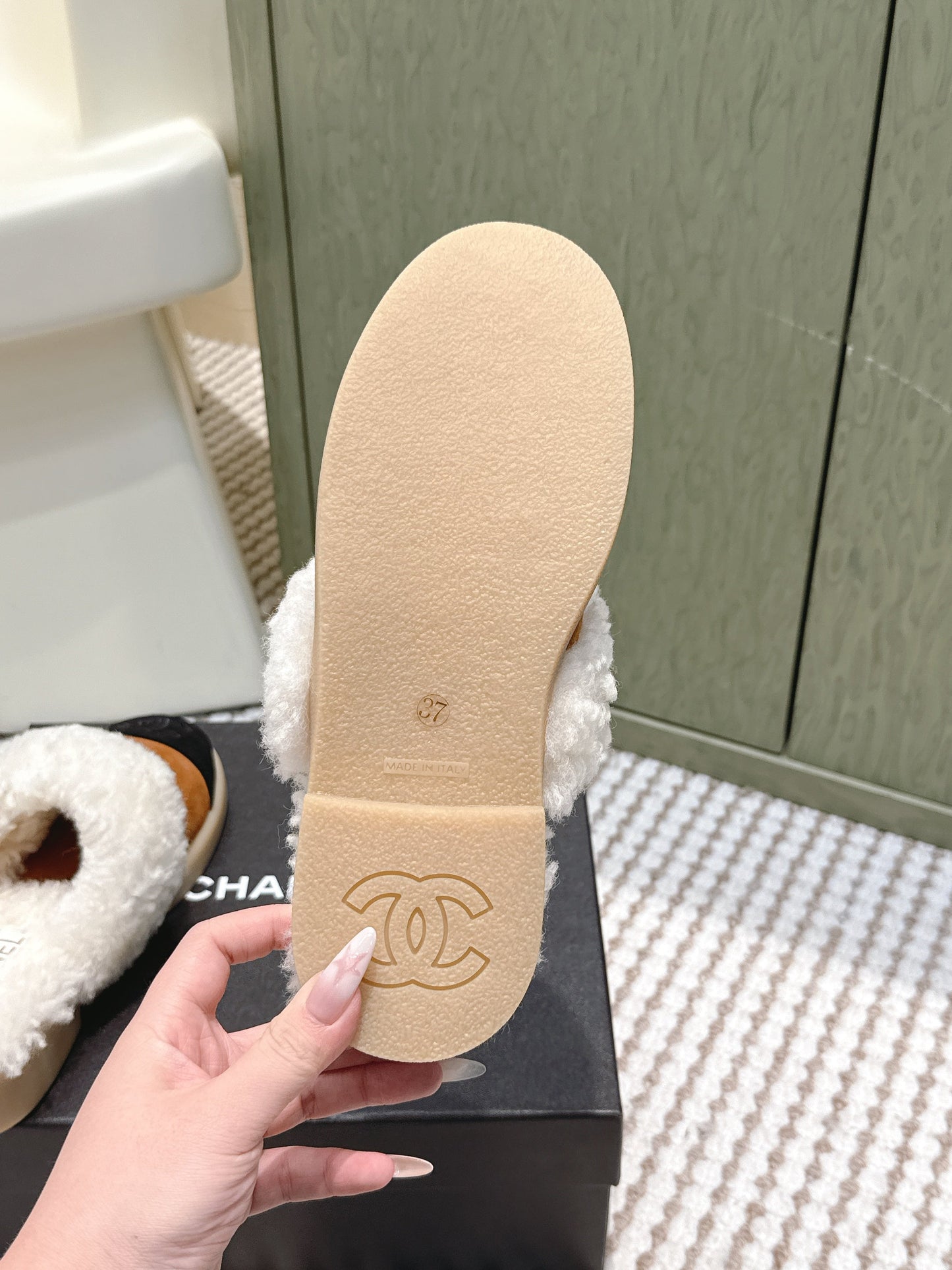 CHANEL 25S INDOOR SLIPPERS IN CARAMEL AND BLACK SUEDE FUR-LINED - 35