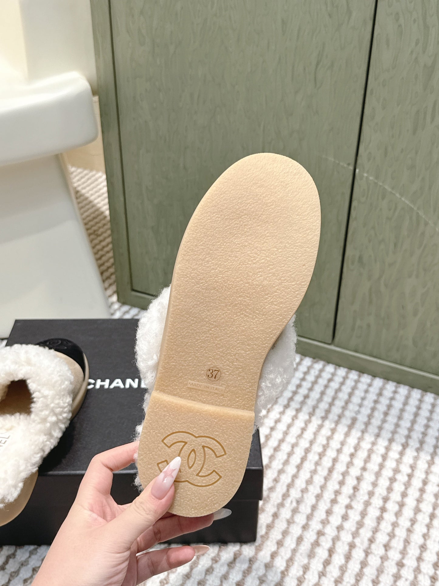 CHANEL 25S INDOOR SLIPPERS IN BEIGE AND BLACK SUEDE FUR-LINED - 35
