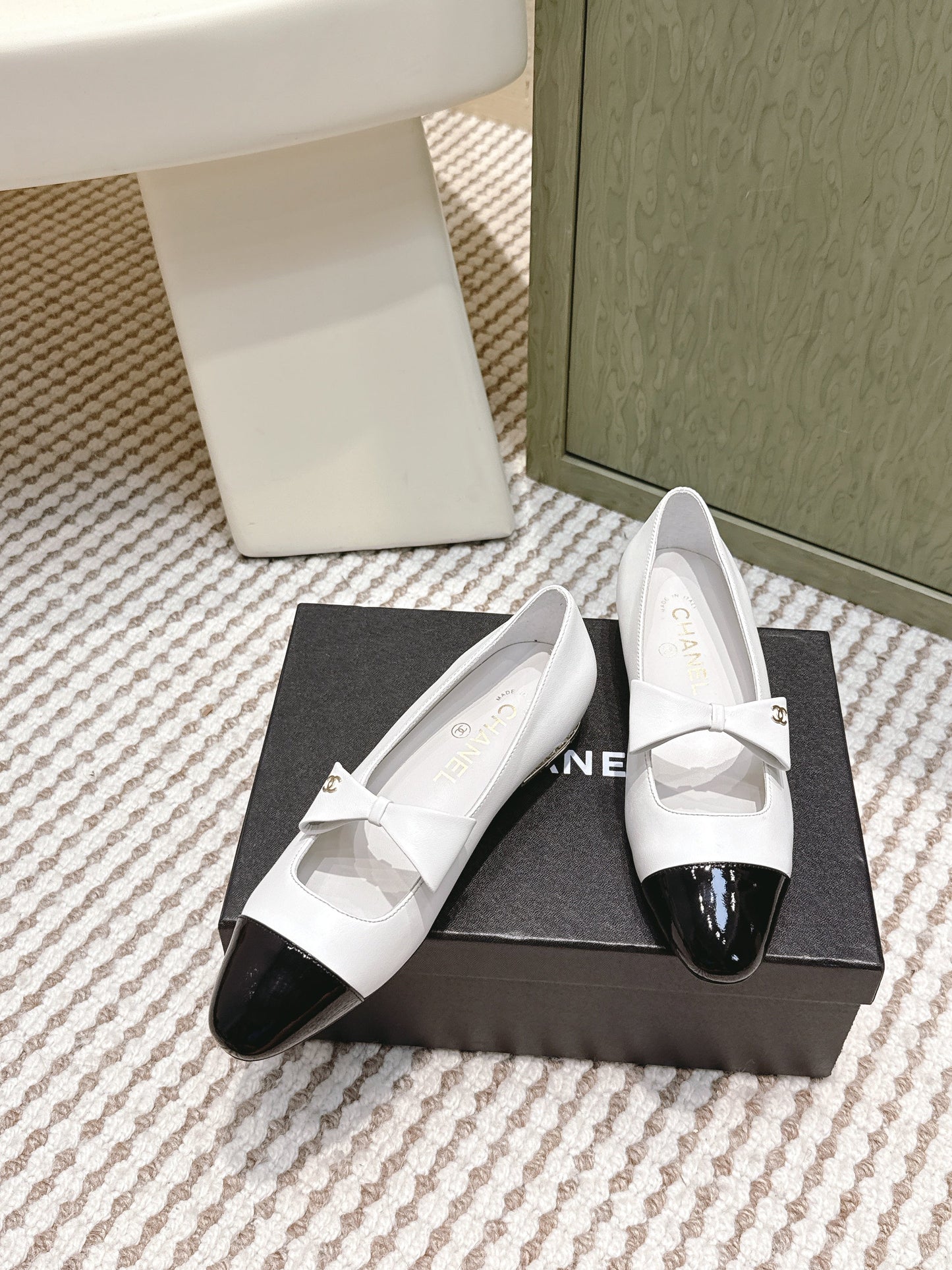 CHANEL 25S MARY JANE BALLET FLATS IN WHITE LAMBSKIN BLACK PATENT CAP TOE WITH BOW - 35