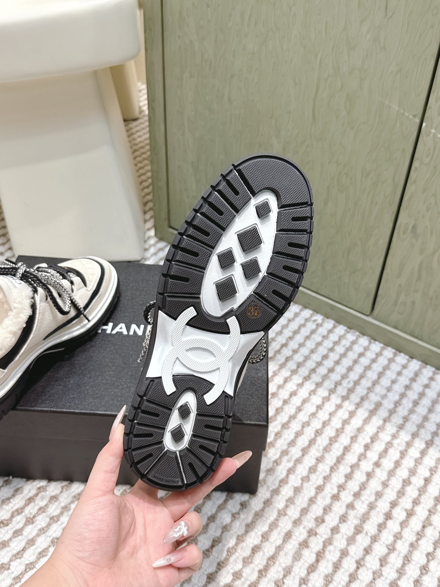 CHANEL 25S THICK-SOLE SNEAKERS IN WHITE AND BLACK CALFSKIN WITH FUR LINING - 35