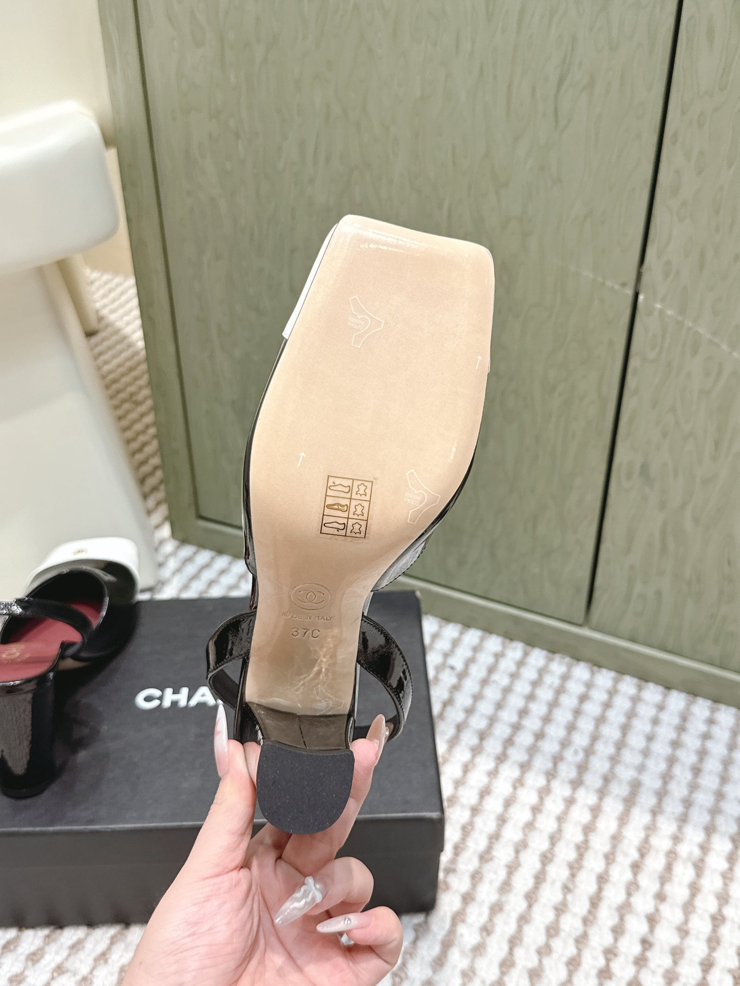 CHANEL 25S HIGH-HEELED SQUARE-TOE SLINGBACK 90MM IN BLACK AND WHITE CALFSKIN - 35