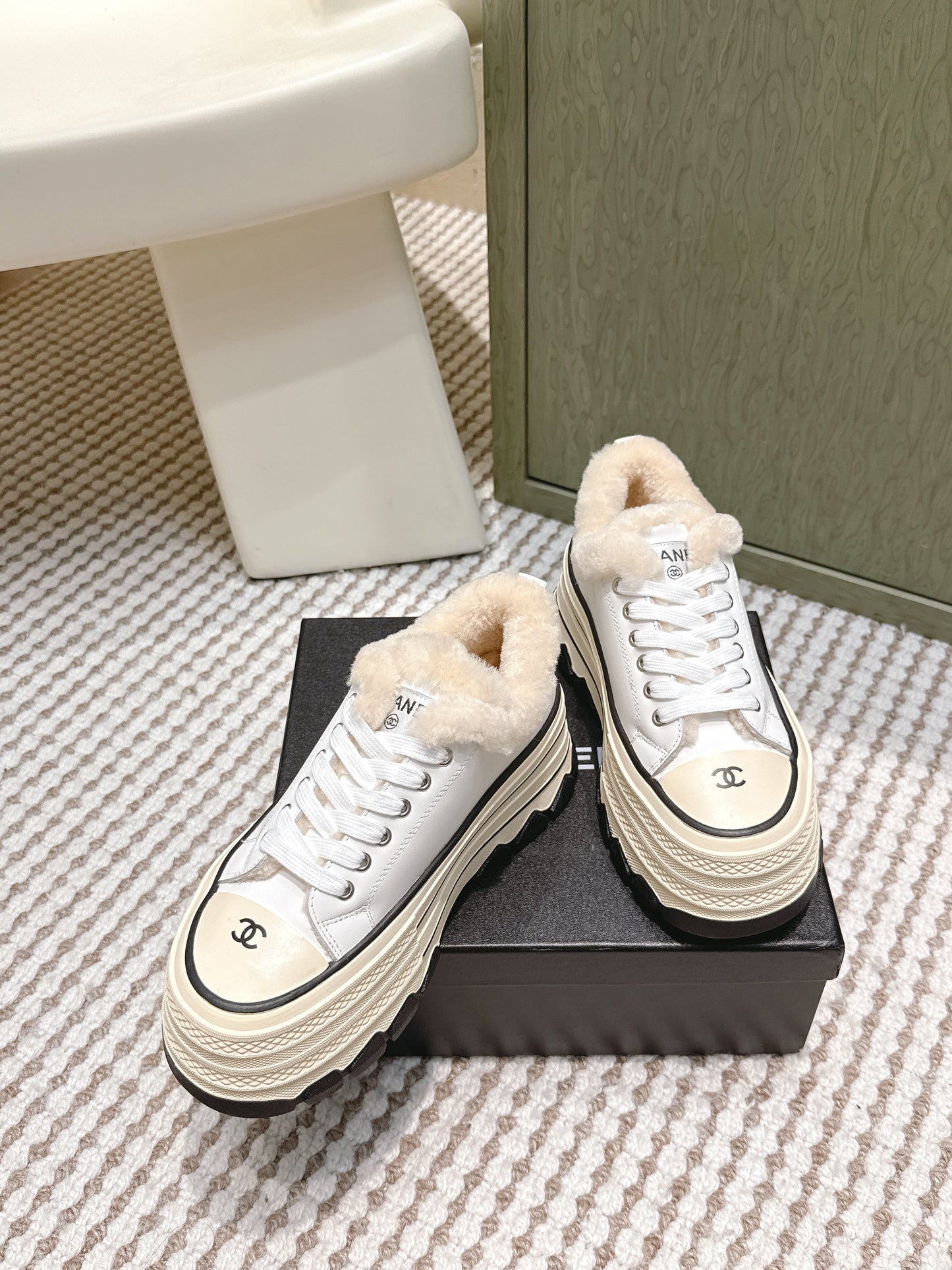 CHANEL 25S THICK-SOLE SNEAKERS 60MM IN WHITE AND BEIGE CALFSKIN WITH FUR LINING - 35