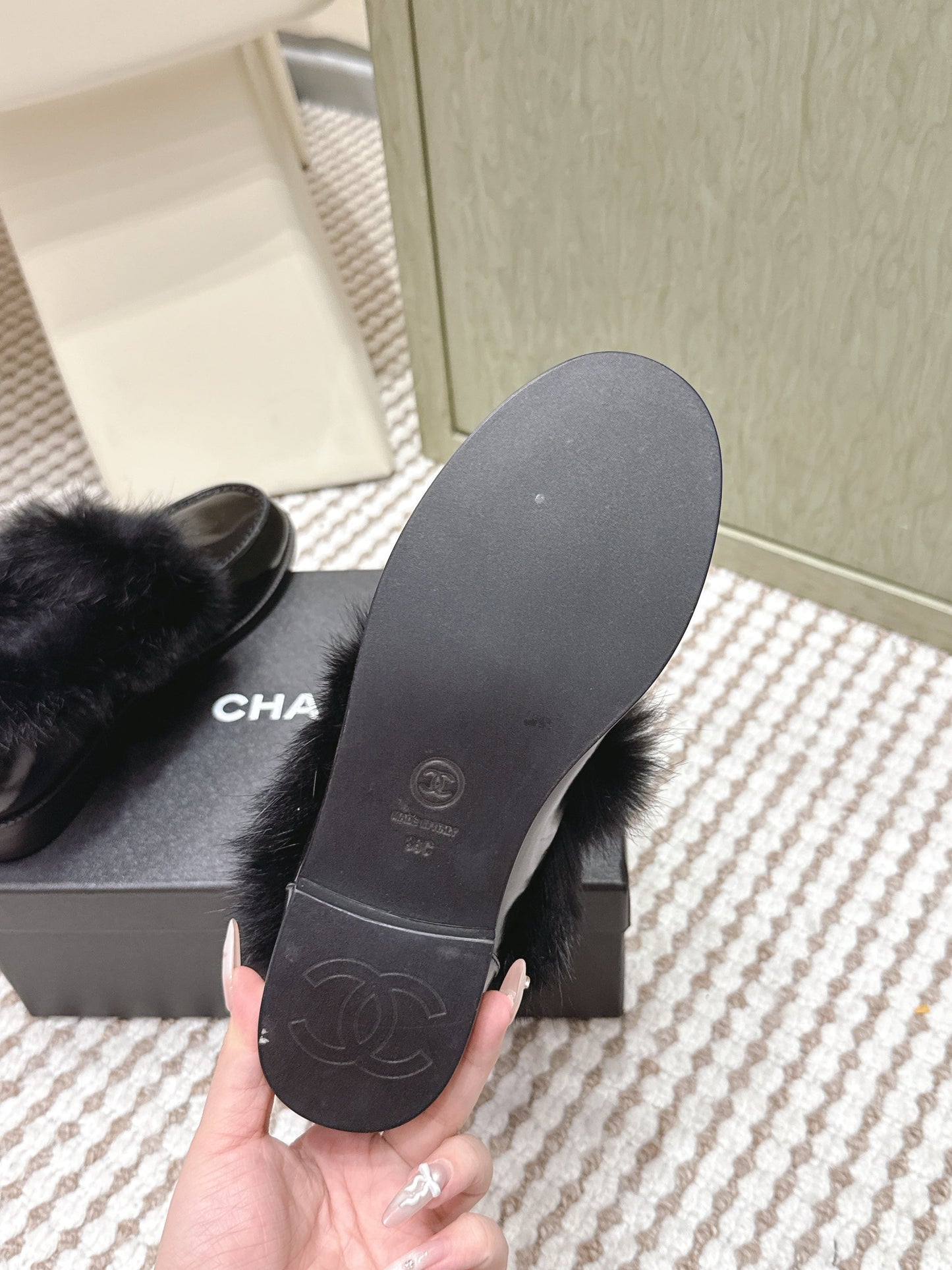 CHANEL 25S LOAFERS MOCCASIN IN BLACK GLOSSY CALFSKIN WITH MINK FUR LINING - 35