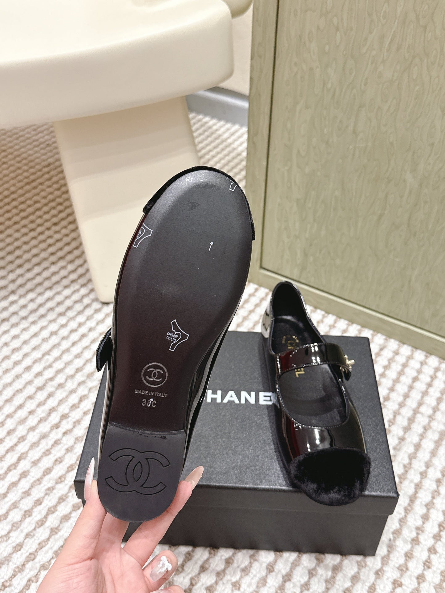 CHANEL 25S MARY JANE FLAT IN BLACK PATENT CALFSKIN WITH BLACK VELVET CAP TOE - 35