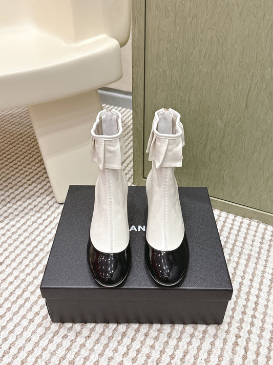 ЧОБОТИ CHANEL 25S БІЛІ З ТЕЛЯЧОЇ ШКІРИ З ЧОРНИМ БЛИСКУЧИМ НОСКОМ І ДРАПІРУВАННЯМ — 35