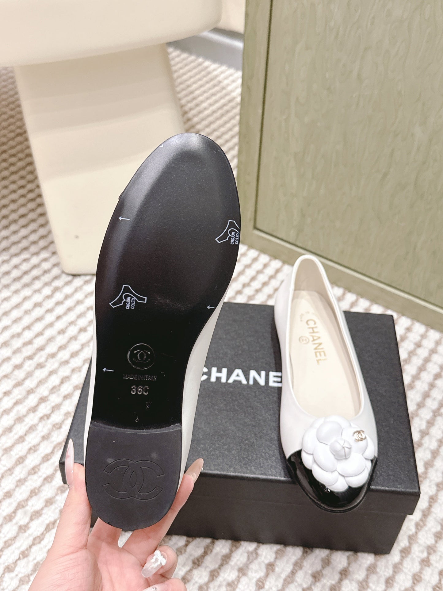 CHANEL 25S BALLET FLAT ROUND TOE IN WHITE AND BLACK SHEEPSKIN WITH CAMELLIA - 35
