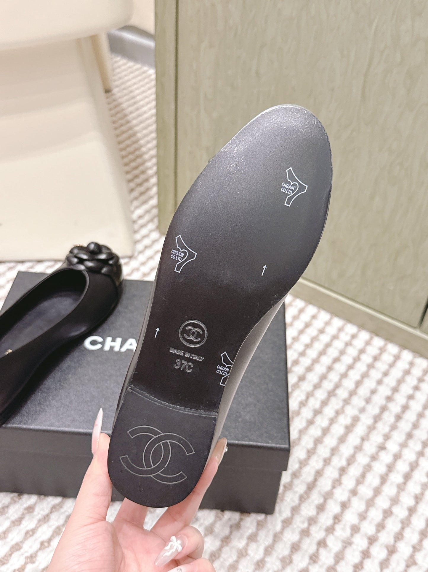 CHANEL 25S BALLET FLAT ROUND TOE IN BLACK SHEEPSKIN WITH CAMELLIA - 35