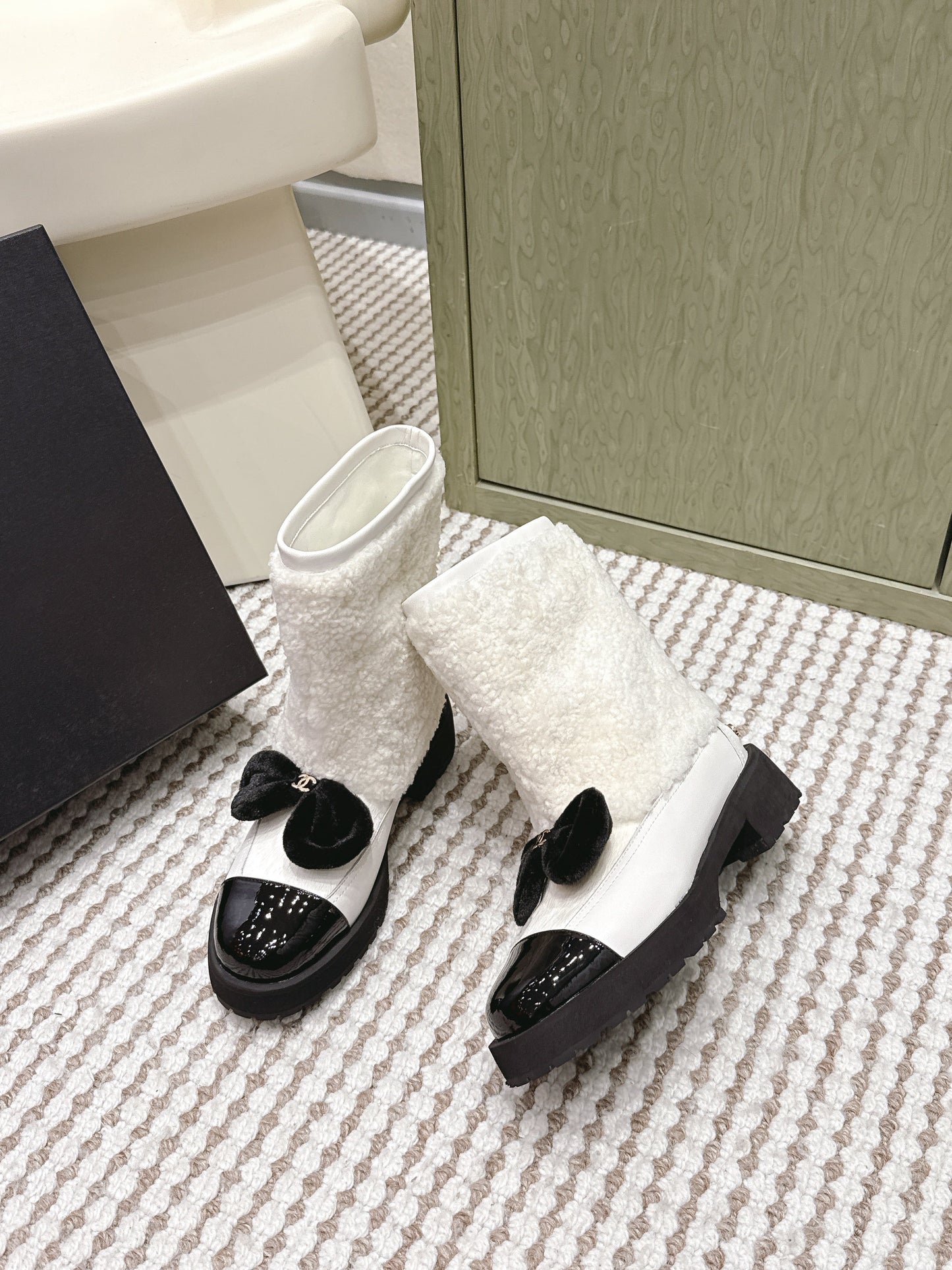 CHANEL 25S ANKLE BOOTS IN WHITE SHEARLING LAMBSKIN AND BLACK PATENT CALFSKIN - 35