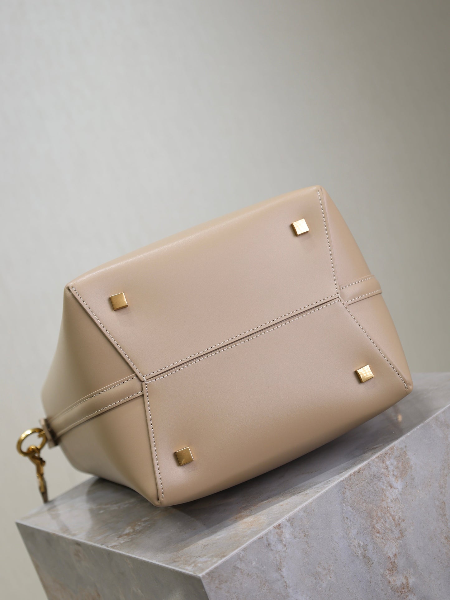 YSL 25S LE 5 À 7 BUCKET 26 IN NUDE CALFSKIN GOLD HARDWRE
