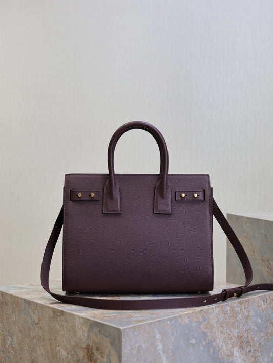 YSL 25S SAC DE JOUR GM 32 У ROUGE CABERNET ЗІ ШКІРИ ТЕЛЯТИ З М'ЯКИМ ЗЕРНИСТИМ РЕЛЬЄФОМ