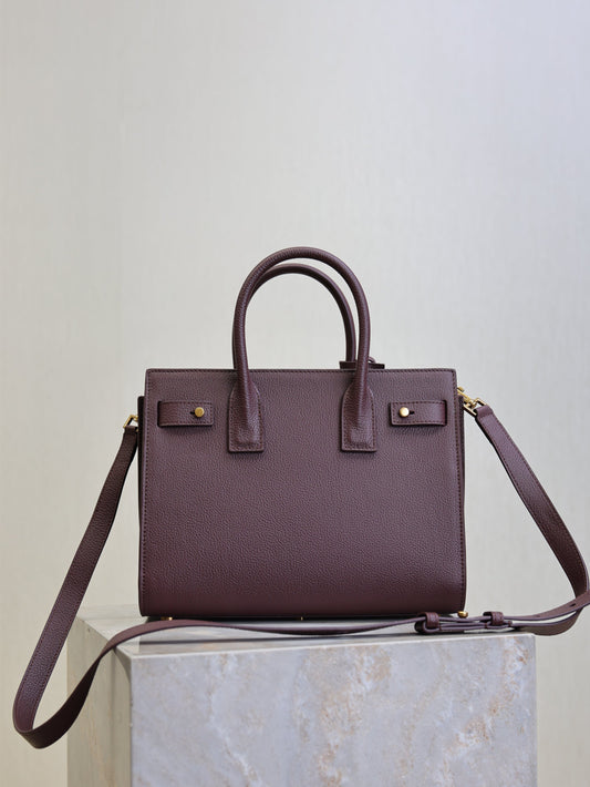 YSL 25S SAC DE JOUR MM 26 ЗІ ШКІРИ ТЕЛЯТИ З ДРІБНИМ ЗЕРНОМ, КОЛІР ROUGE CABERNET