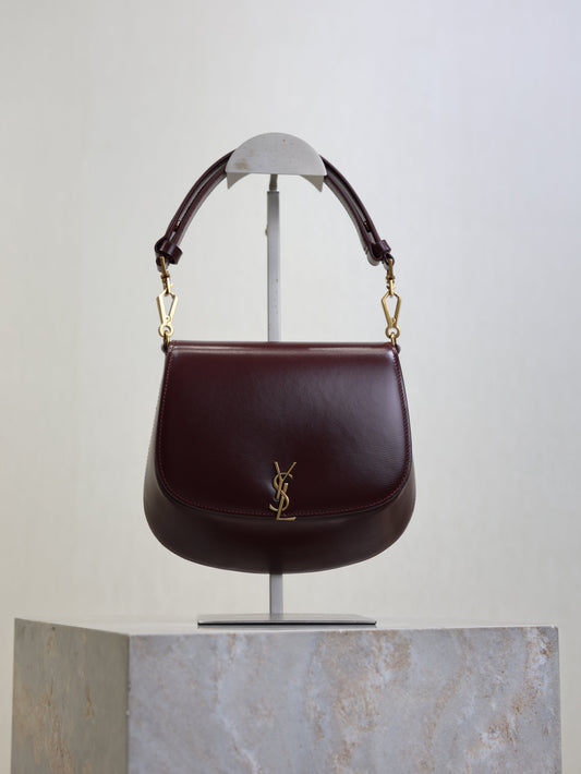 YSL 25S MINI VOLTAIRE 21 З ТЕЛЯЧОЇ ШКІРИ КОЛЬОРУ ROUGE CABERNET З ФУРНІТУРОЮ ЗІ ЗОЛОТА ВІД SAINT LAURENT