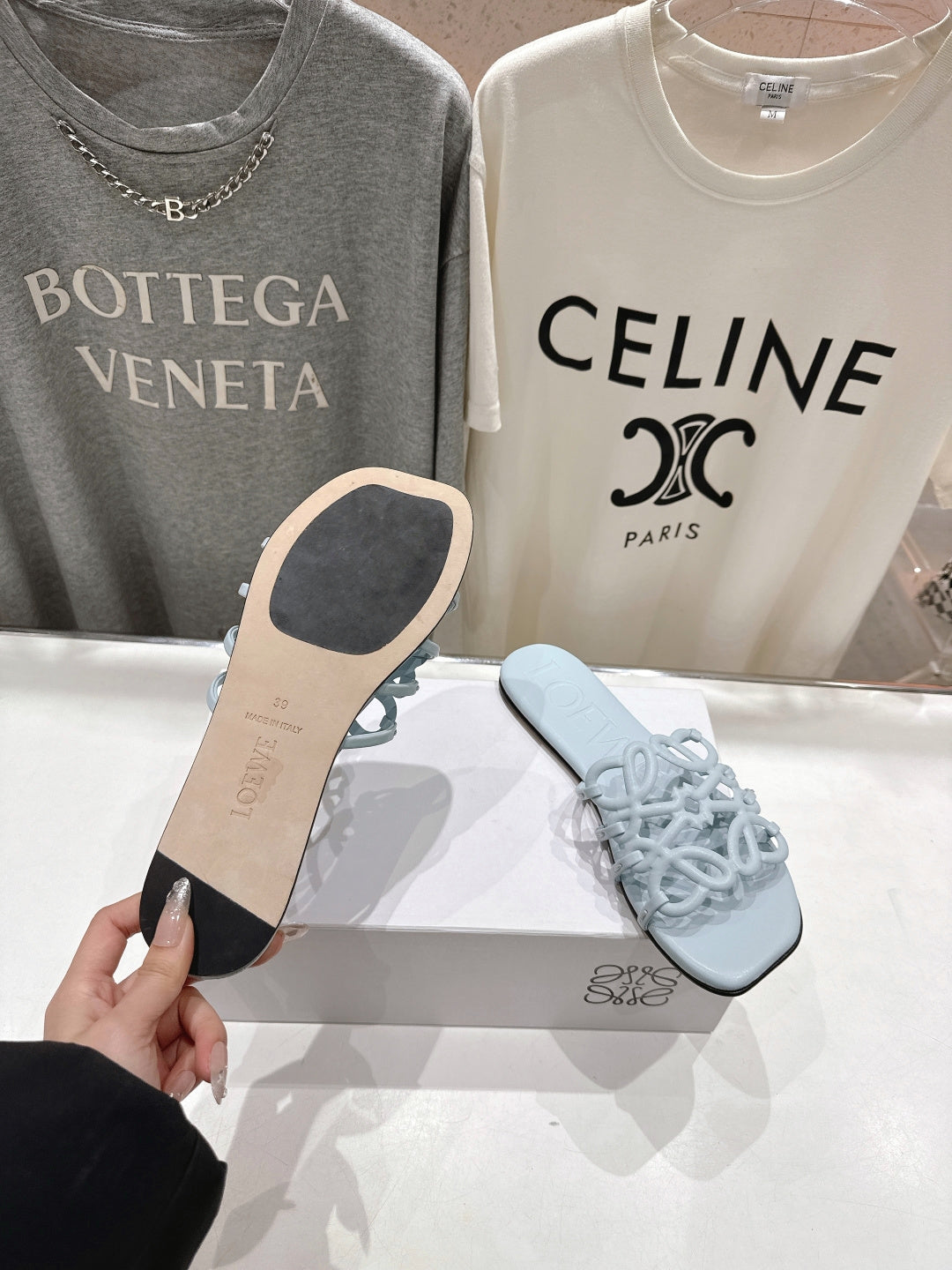 LOEWE 26S ШЛЬОПАНЦІ PETAL ANAGRAM З ТЕЛЯЧОЇ ШКІРИ СВІТЛО-БЛАКИТНОГО КОЛЬОРУ