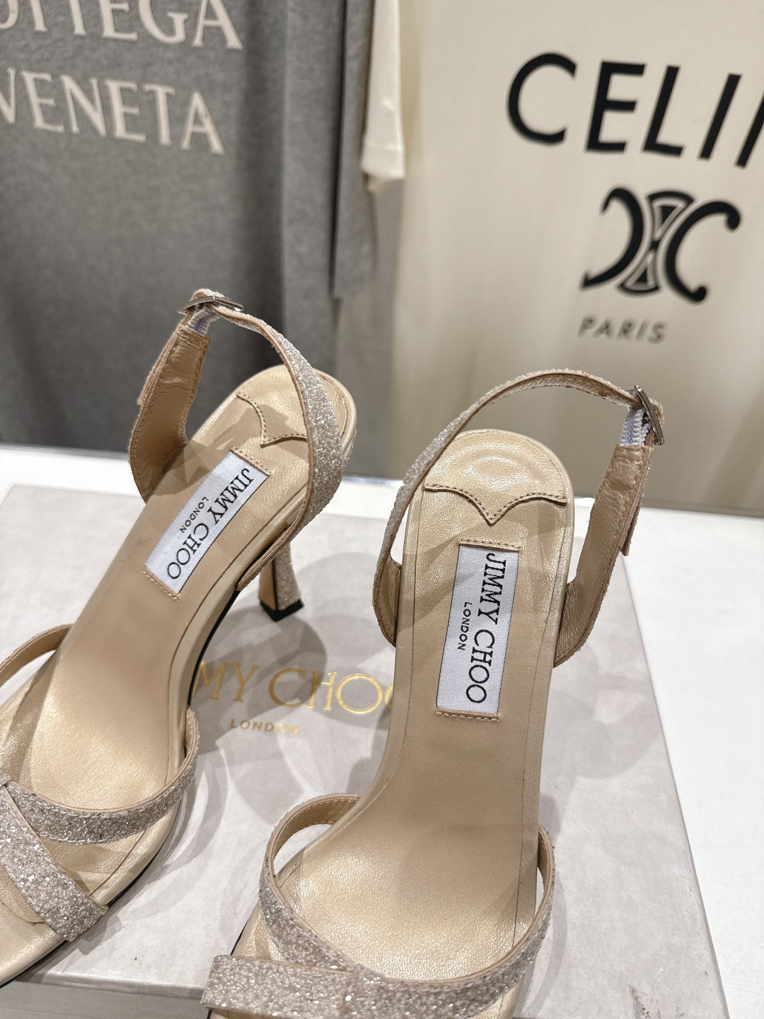 БОСОНІЖКИ НА ВИСОКИХ ПІДБОРАХ JIMMY CHOO 26S 100 ММ ІЗ СВІТЛО-БЕЖЕВОЇ БЛИСКУЧОЇ ТКАНИНИ