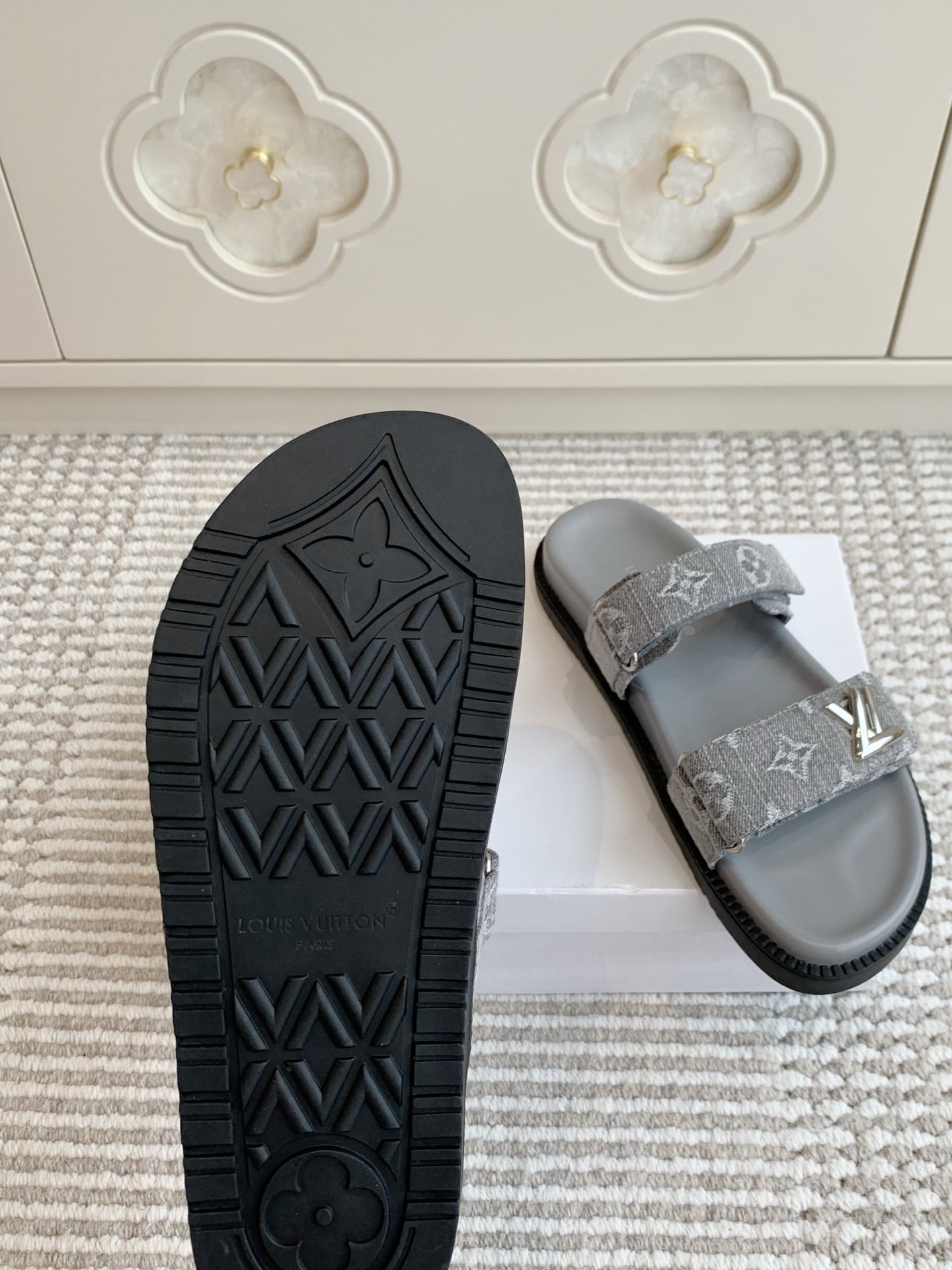 LV TWO-STRAP SANDALS 25S IN GREY DENIM AND CALFSKIN WITH SILVER HARDWARE - 35