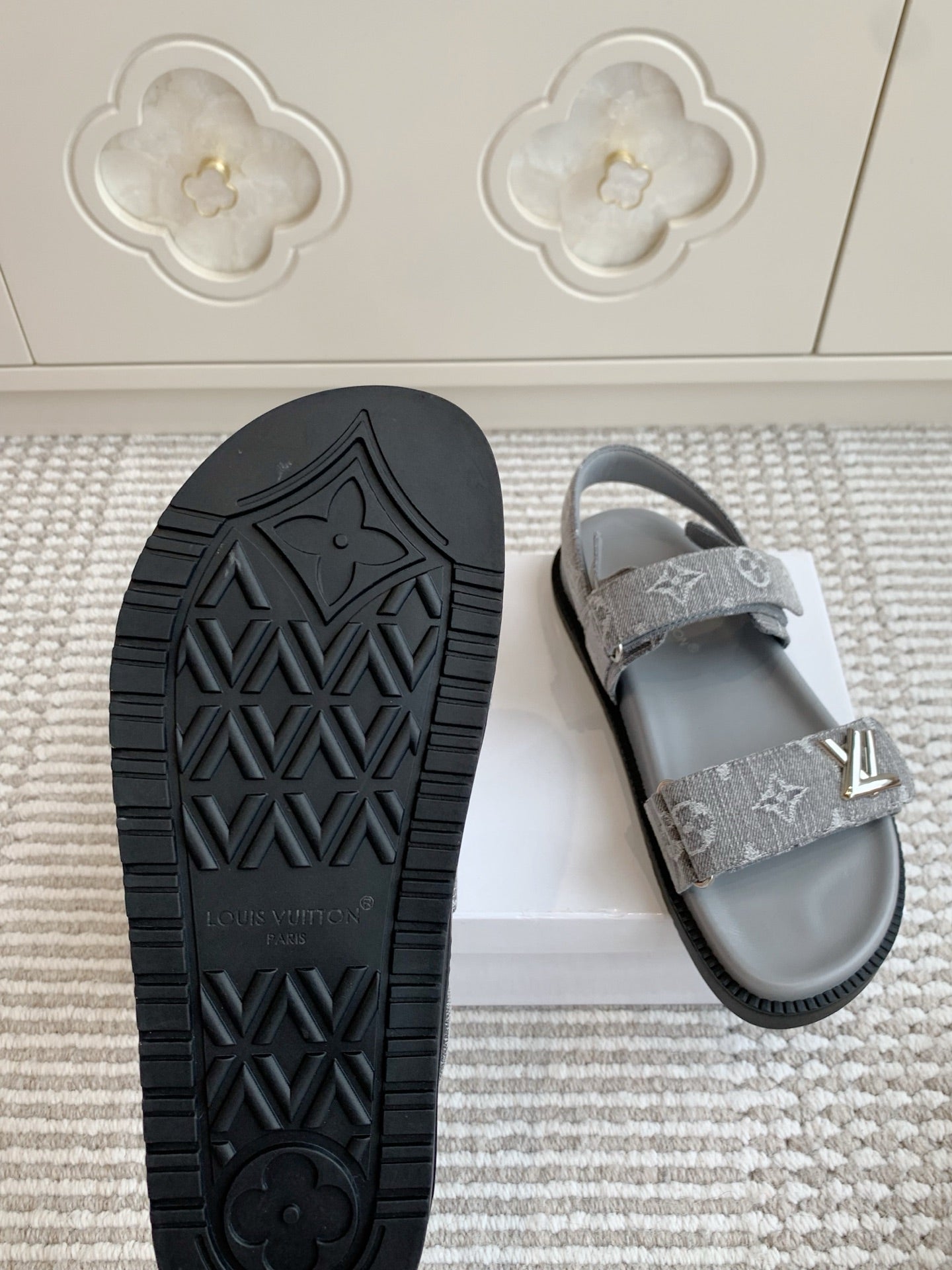 LV SANDALS 25S IN GREY DENIM AND CALFSKIN WITH SILVER HARDWARE - 35