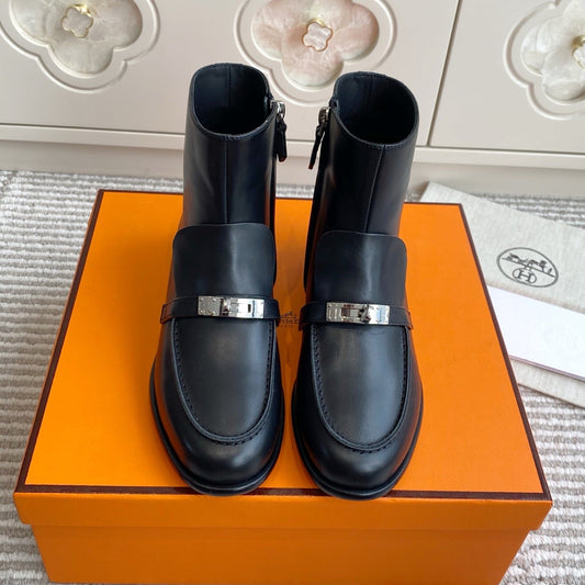 HM 25S ЖІНОЧІ ЧЕРЕВИКИ KELSY ANKLE BOOT З ЧОРНОЇ ОВЕЧОЇ ШКІРИ СРІБНОЮ ФУРНІТУРОЮ - 35
