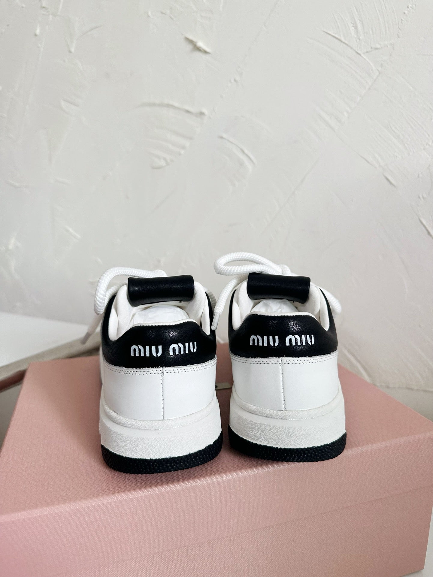 SNEAKERS SIMPLE DESIGN IN BLACK MIX WHITE SHEEPSKIN - 35