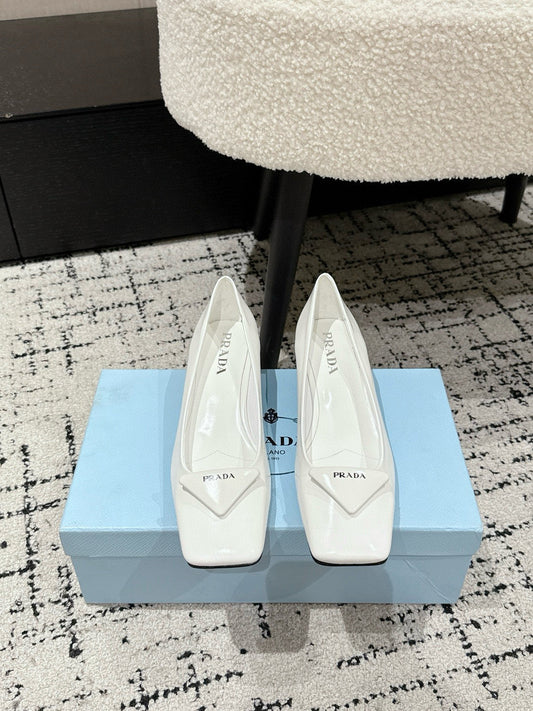 PRADA 25S КВАДРАТНИЙ НОСОК, ТУФЛІ НА ВИСОКИХ ПІДБОРАХ З БІЛОЇ ЛАКОВАНОЇ ШКІРИ ТЕЛЯТИ - 35
