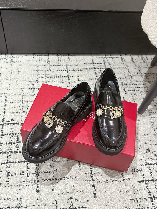 ROGER VIVIER 25S RANGERS CHAIN LOAFER IN BLACK PATENT CALFSKIN - 34