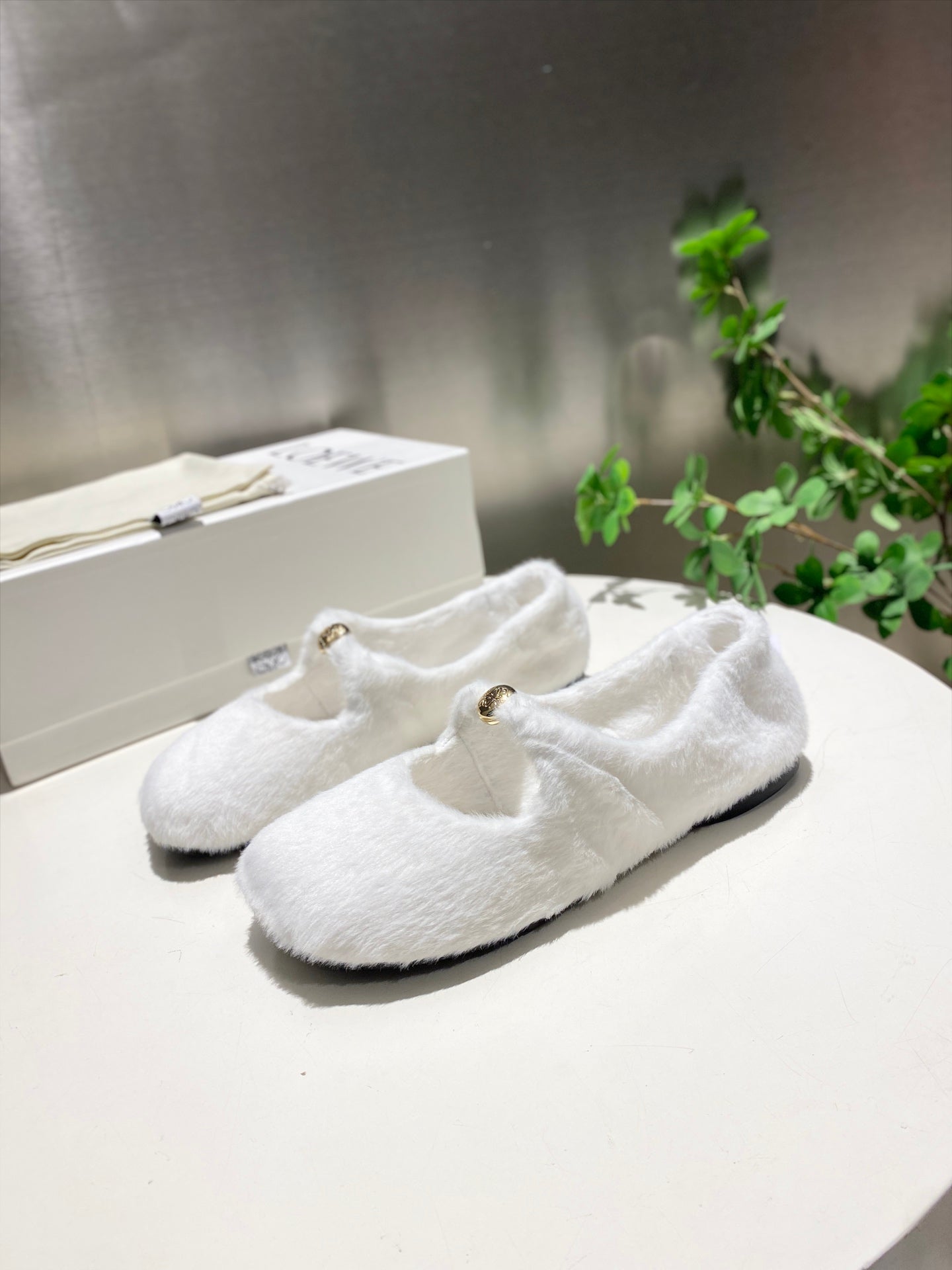 БАЛЕТКИ LOEWE 26S З БІЛОЇ ОВЧИНИ