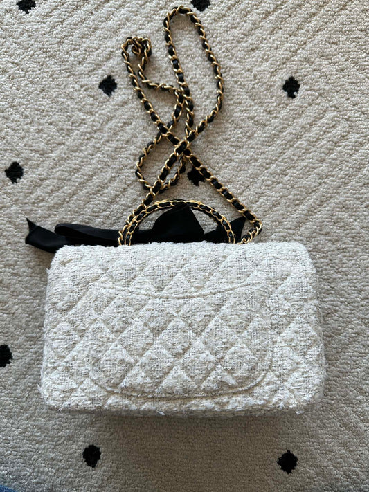 CHANEL 25S МІНІ-СУМКА FLAP BAG 23 З КРЕМОВО-БІЛОГО ТВІДУ ІЗ ЗОЛОТОЮ ФУРНІТУРОЮ