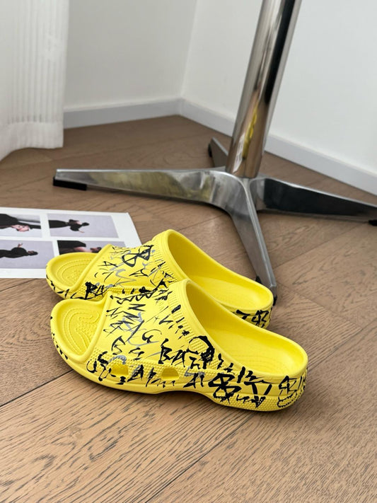 ШЛЬОПАНЦІ CROCS SLIDE POOL GRAFFITI З ЖОВТО-ЧОРНОЇ ҐУМИ - 35