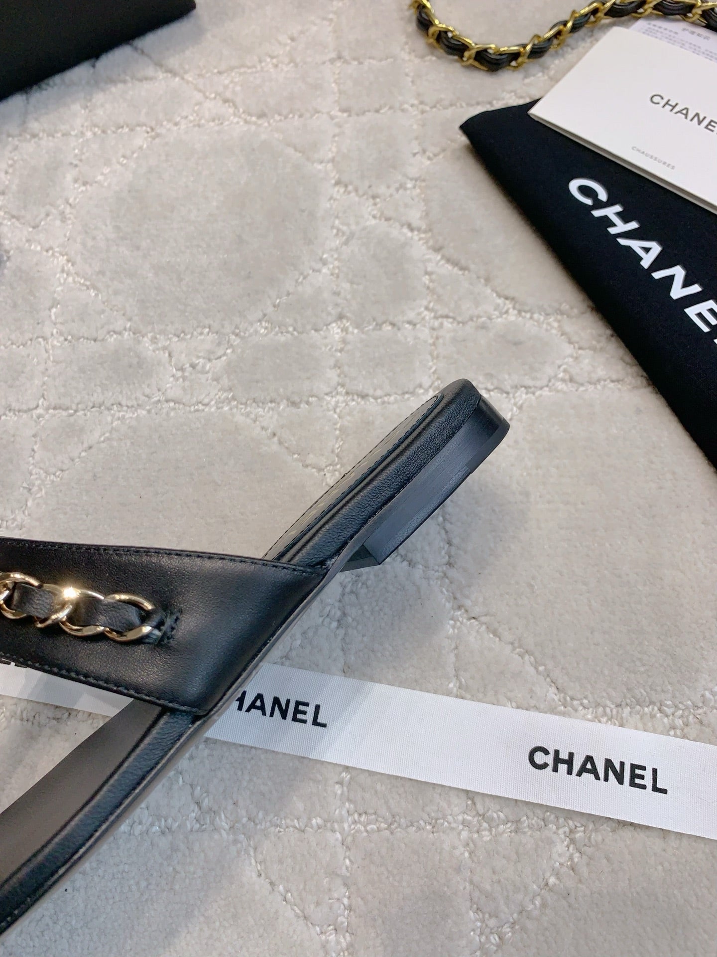 CC THONG SLIPPERS IN BLACK LAMBSKIN MIX CHAIN - 35