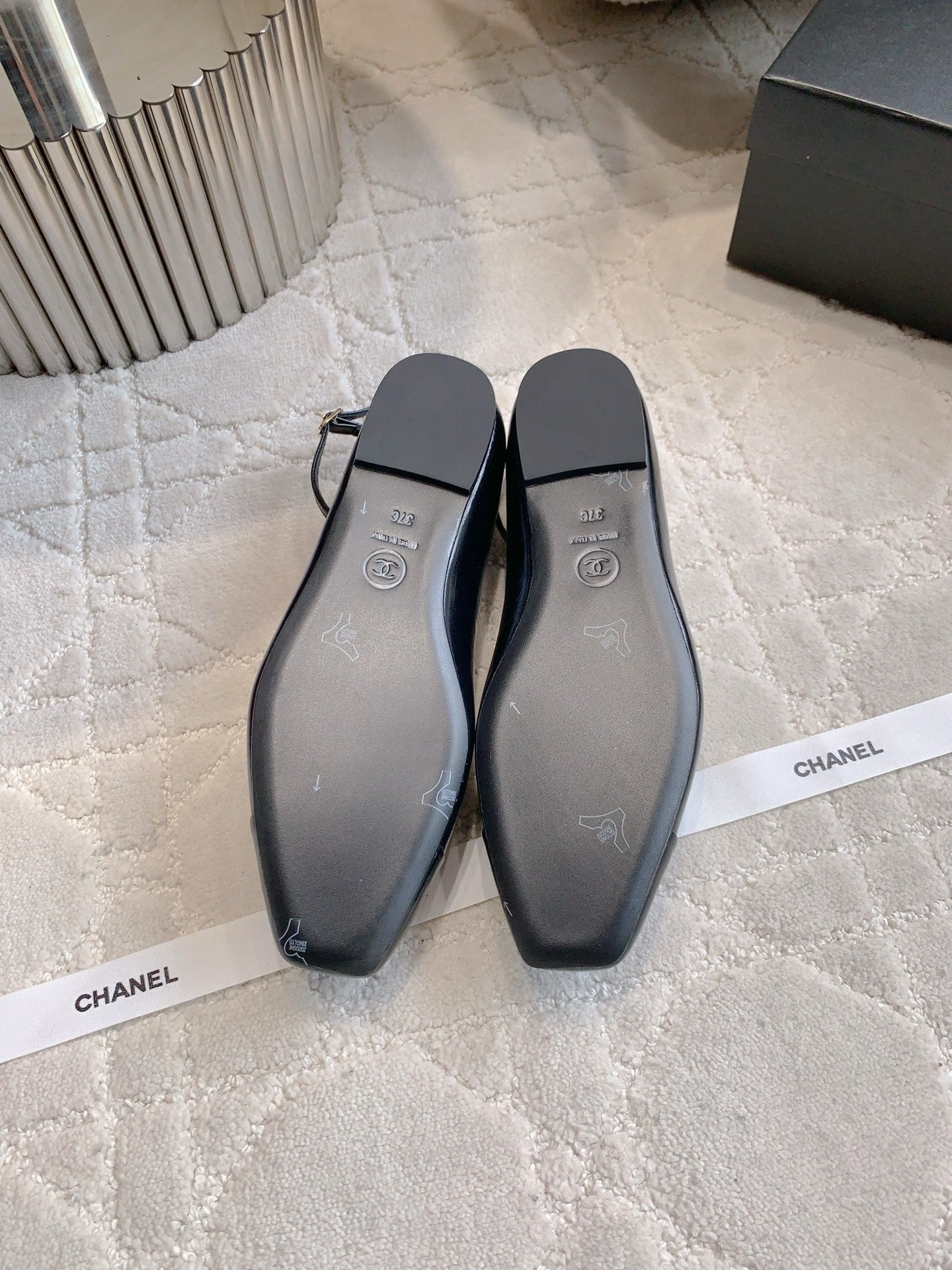 CHANEL 25S CAMELLIA SQUARE TOE FLATS IN BLACK CALFSKIN GOLD HARDWARE - 35