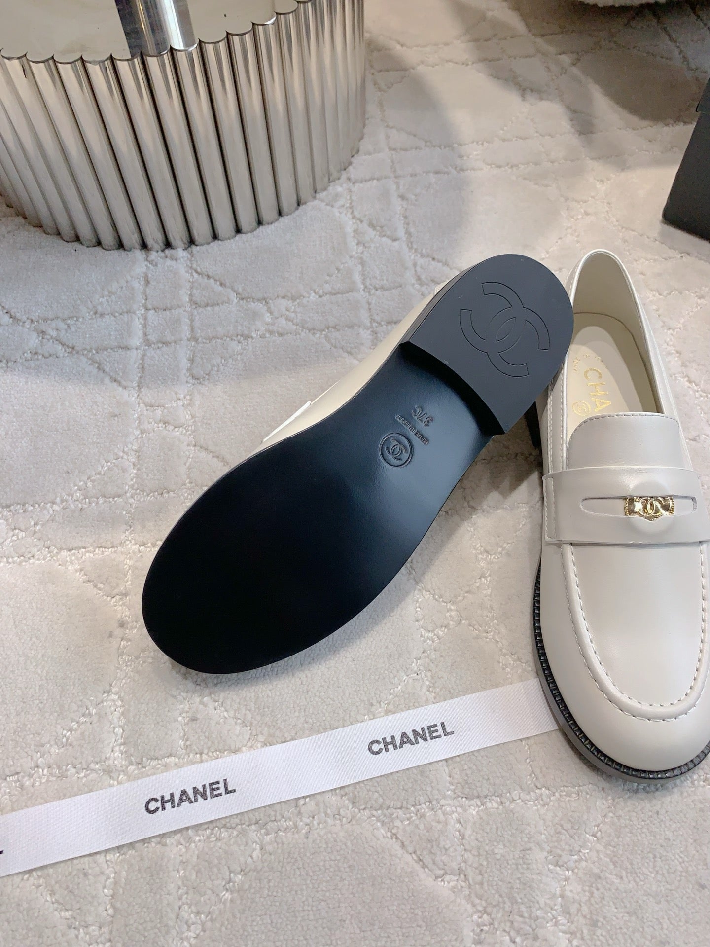 CHANEL 25S MOCCASINS IN WHITE CALFSKIN GOLD HARDWARE - 35