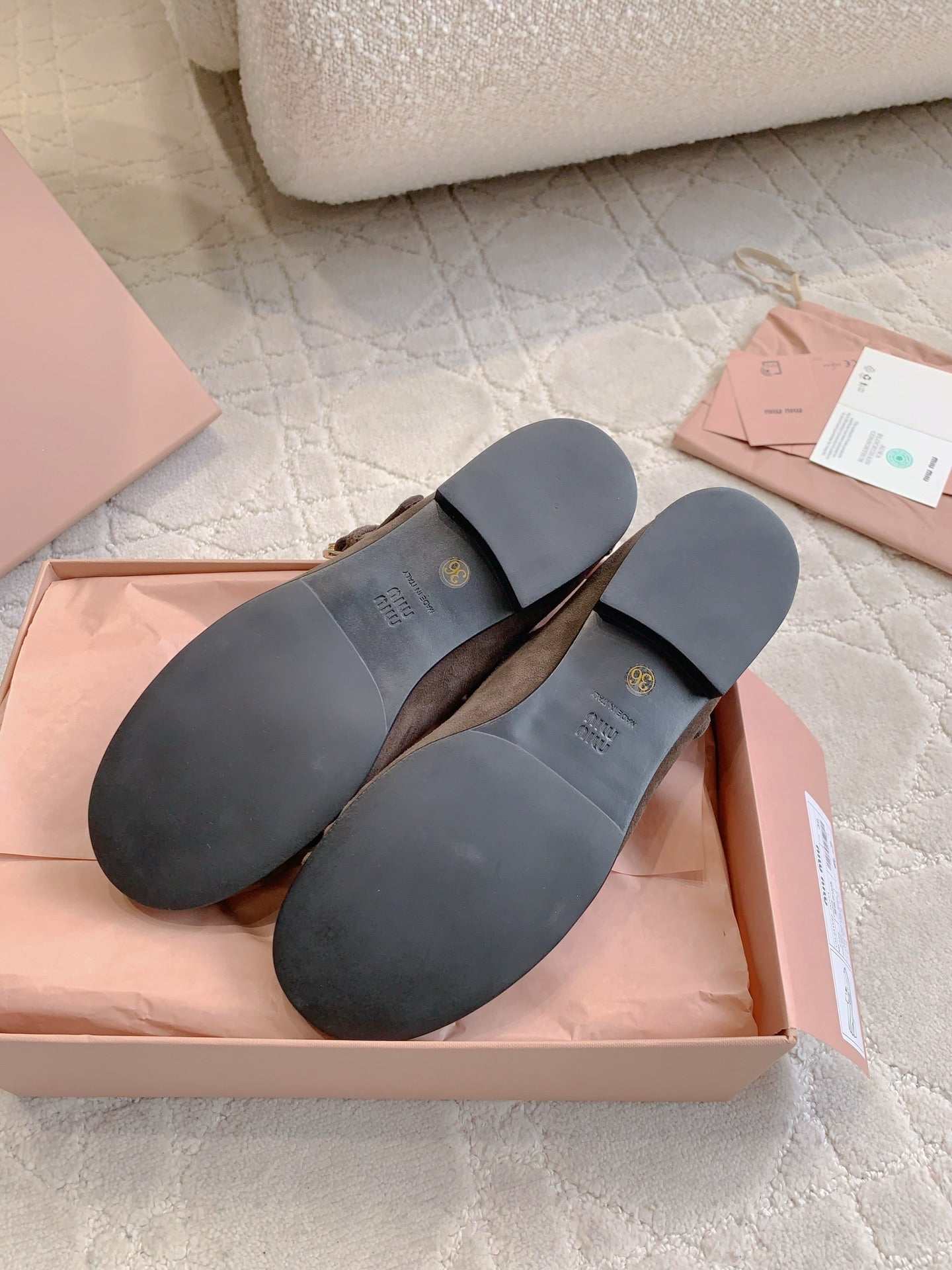 ЛОФЕРИ MIUMIU 26S З КОРИЧНЕВОЇ ЗАМШІ З РЕМІНЦЕМ