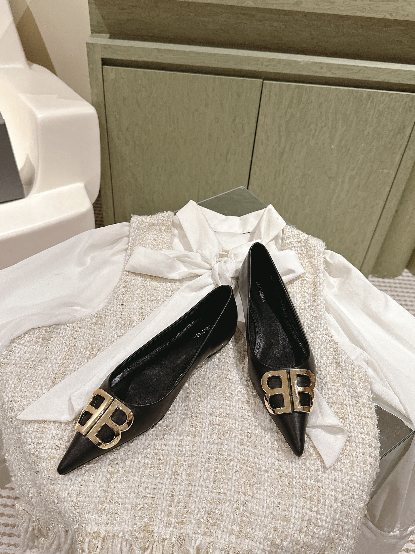 POINTED BB GOLD BUCKLE BALLET FLAT IN BLACK SMOOTH LAMBSKIN - 34