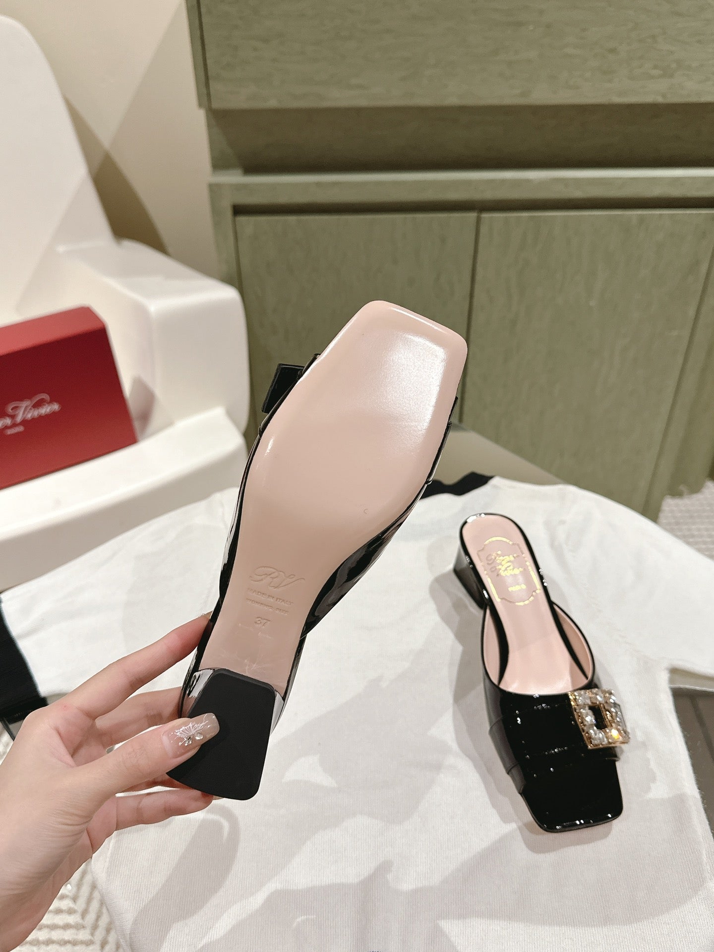 CRYSTAL HEEL MULE IN BLACK PATENT CALFSKIN WITH EMBELLISHED BUCKLE - 35