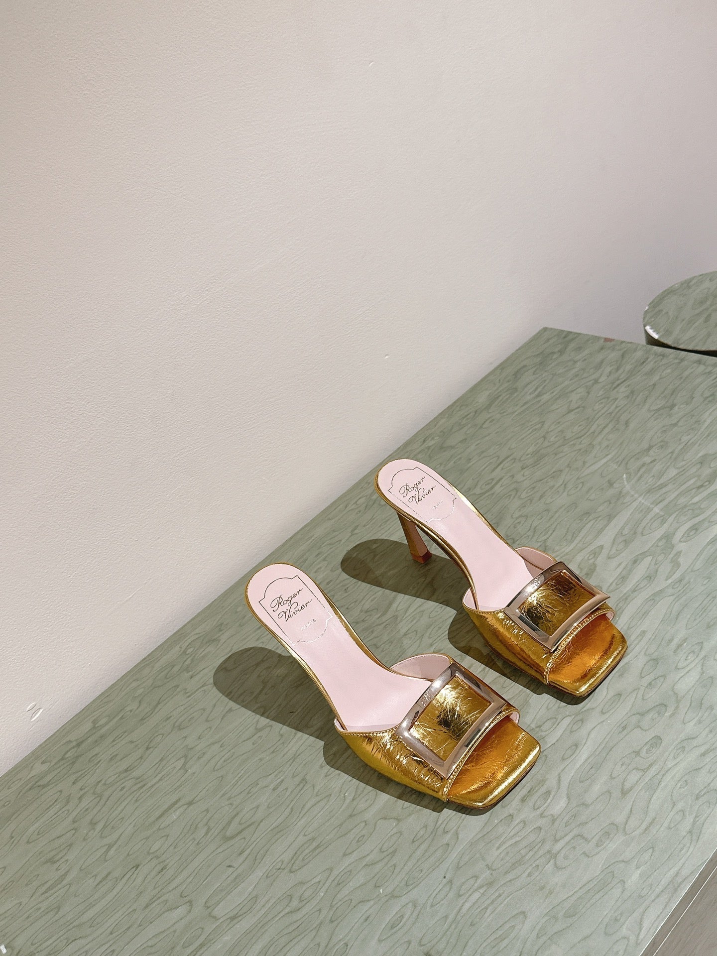 TRUMPET METALLIC MULES IN GOLD PATENT CALFSKIN - 34