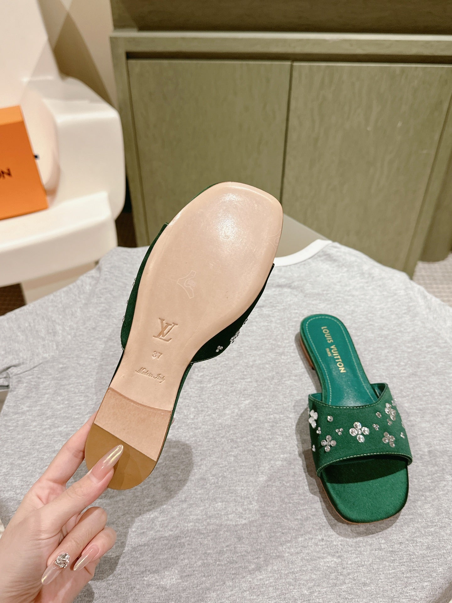LV WOMEN FLAT MULE IN GREEN FOREST SATIN WITH RHINESTONE - 35